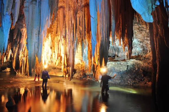 Rio e espeleotemas na caverna de São Mateus, no P. E. de Terra Ronca, região de São Domingos - GO